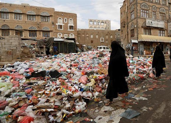 La basura acumulada en las calles está contaminando el agua, propagando con más facilidad la epidemia. Foto: Reuters.