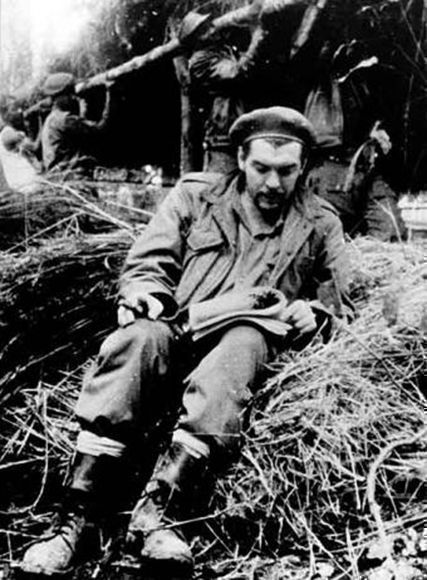 El Che lee durante su estancia en el campamento congoleño.