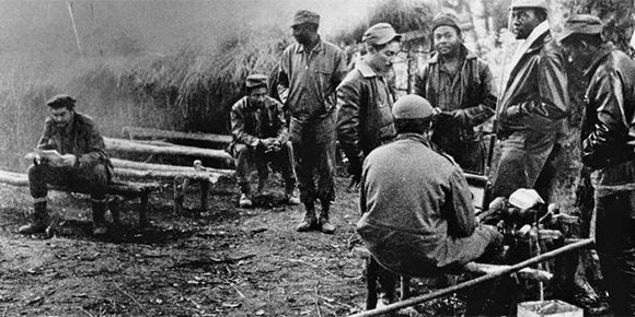 El Che Guevara en el campamento en el Congo junto a otros guerrilleros.