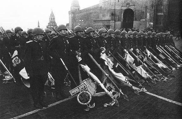 Los soldados soviéticos muestran los estándartes nazis caídos, en el desfile de la Victoria en la Plaza Roja, del 24 de junio 1945. Foto: Sputnik. 