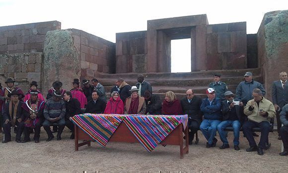 Miguel Díaz-Canel participó en una ceremonia ancestral en Tiwanaku y vistió un traje tradiconal.Foto: Twitter/ @MRE_Bolivia. 