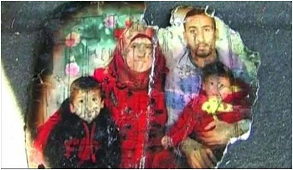 Una foto chamuscada de la familia Dawabsheh asesinada, recuperada del incendio provocado que destruyó su casa. Foto: Rebelión.