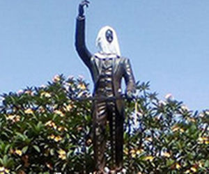 Estatua de Martí encapuchada en Venezuela.