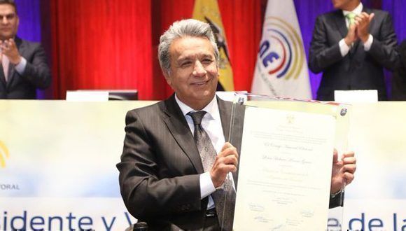 Lenin Moreno recibe las credenciales como presidente electo del Ecuador. Foto/@cnegobec.