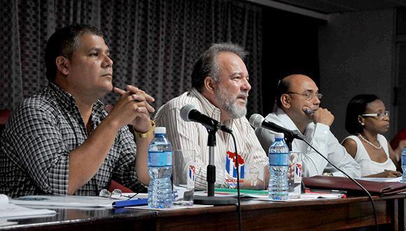 El ministro de Turismo, Manuel Marrero Cruz (segundo de izquierda a derecha), evaluó el proceso de construcción de las obras que se ejecutarán en la provincia de Villa Clara, con vistas a FIT-Cuba 2018. Foto: Ramón Barreras Valdés.