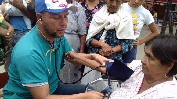 medicos-cubanos-asisten-a-damnificados-en-peru