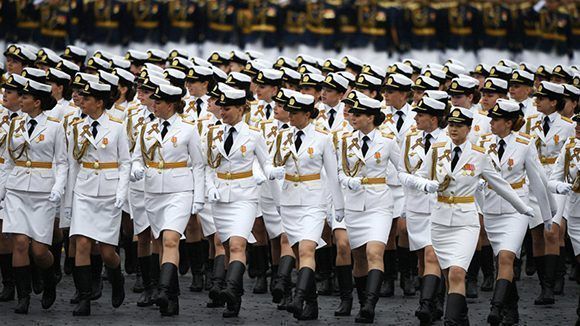 Mujeres militares desfilan en Moscú en el Día de la Victoria. Foto: Alexandr Vilf/ Sputnik.