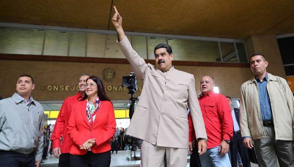 "¿Querían elecciones? ¡Vamos a elecciones! ¿Querían votar? ¡Vamos a votar!", dijo Maduro en la sede del Consejo Nacional Electoral. Foto: @PresidencialVen/ Twitter.