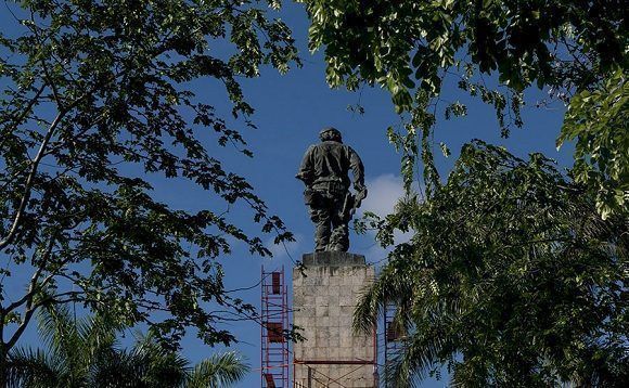 Restauración de la Tribuna del Complejo Escultórico Ernesto Guevara, de Santa Clara. Foto: Jennifer Romero/Cubadebate.