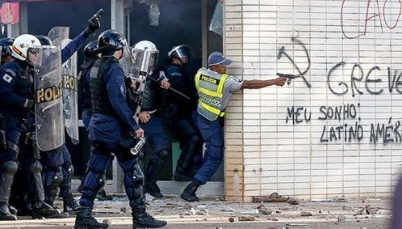 Policías disparan contra los manifestantes en Brasilia. Foto tomada de folhapress.folha.com.br