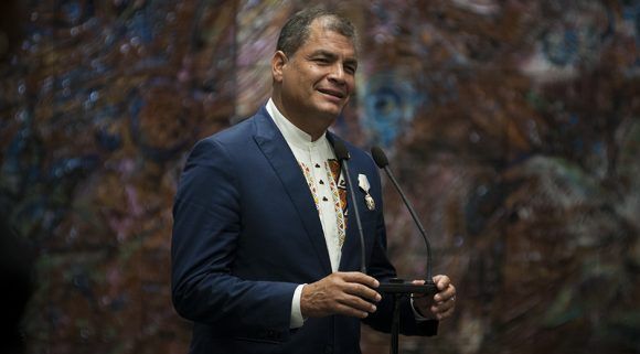Rafael Correa durante sus palabras de agradecimiento tras recibir la Orden josé Martí. Foto: Irene Pérez/ Cubadebate.
