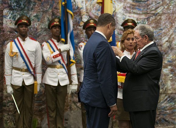 El presidente cubano Raúl Castro impuso a Rafael Correa la Orden José Martí. Foto: Irene Pérez/ Cubadebate.