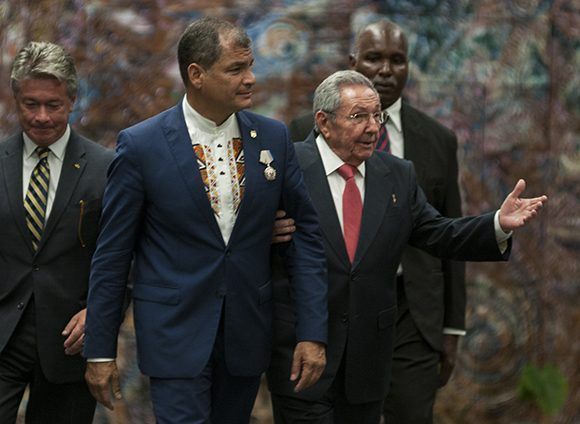 Raúl Castro recibe a Rafael Correa en el palacio de la Revolución. Foto: Irene Pérez/ Cubadebate.