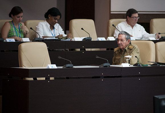 Raúl mira el asiento de Fidel. Foto. Irene Pérez/ Cubadebat
