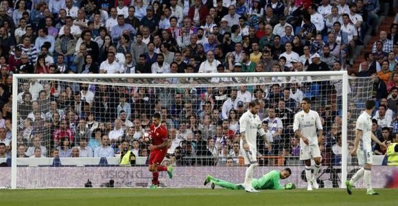 El delantero montenegrino Sevilla FC Stevan Jovetic (i) celebra su gol, primero del equipo ante el Real Madrid, durante el encuentro correspondiente a la jornada 37 de Liga en Primera División en el estadio Santiago Bernabéu, en Madrid. Foto: EFE.