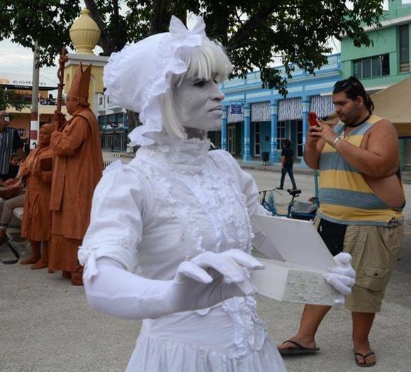Las estatuas humanas regalaron alegría en el divertimento callejero presentado por el grupo D'Morón Teatro en las Romerías de Mayo, en Holguín, Cuba, el 7 de mayo de 2017. ACN FOTO/Oscar ALFONSO SOSA/sdl