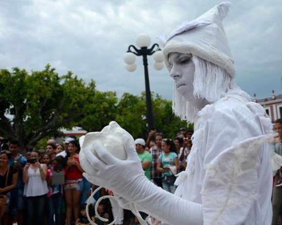 Con sus estatuas humanas el grupo D'Morón Teatro presentó el divertimento callejero en las Romerías de Mayo, en Holguín, Cuba, el 7 de mayo de 2017. ACN FOTO/Oscar ALFONSO SOSA/sdl