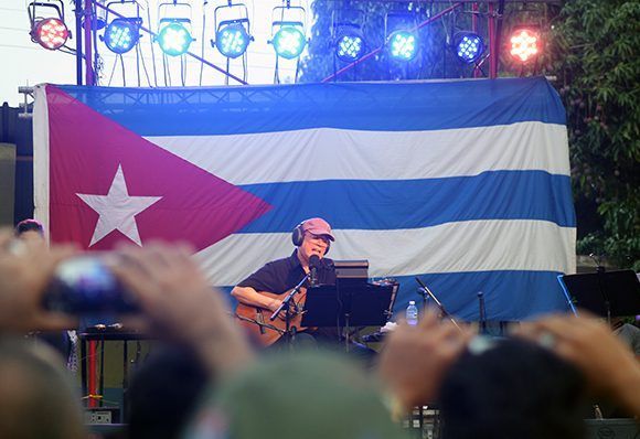 Fue el segundo concierto de Silvio en el municipio San Miguel del Padrón, el anterior fue en el Barrio La Corea. Foto: José Raúl/ Cubadebate.