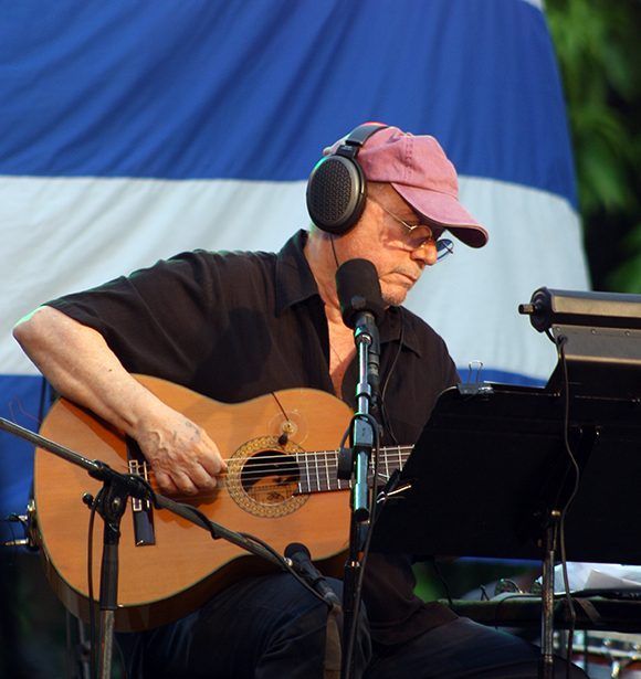 Silvio Rodríguez durante su concierto 83 por los Barrios, en el Parque de la Herradura, municipio San Miguel del Padrón. Foto: José Raúl/ Cubadebate.