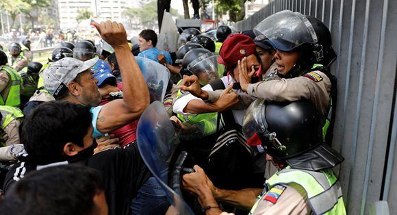 "Bandas armadas destruyen y matan lo que sea ante una policía poco menos que indefensa", dice Atilio Borón sobre la siituación en Venezuela. Foto: Carlos Garcia Rawlins/ Reuters,