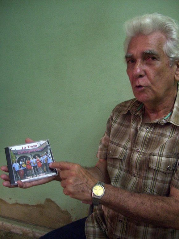 Enzo muestra uno de los grupos camagüeyanos que el registra en su hobby. Foto cortesía del autor.
