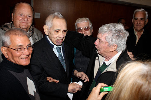 Orlando Bosh y Luis Posada Carriles se saludan en el 2010, durante la presentación de las memorias de Bosch.