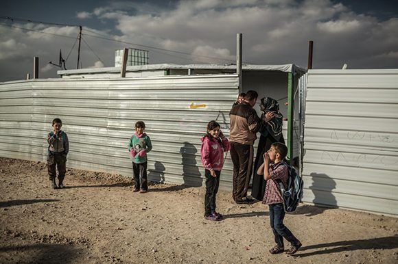 Una familia en Zaatari, el campo de refugiados sirios en Jordania. Foto: Pablo Tosco/ Oxfam Intermón. 