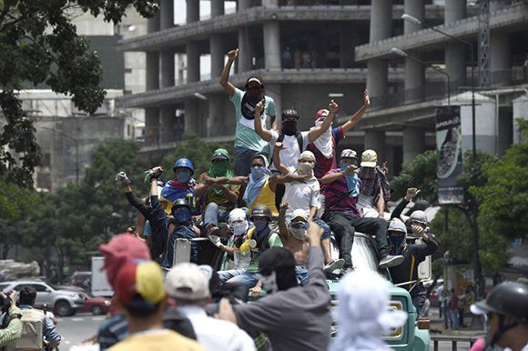 Un camión repleto de efectivos de la oposición venezolana. Foto: AFP.
