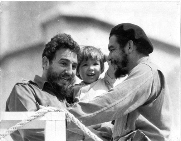 Ernesto Che Guevara junto a Fidel, y su hija Aleida Guevara. Foto: Cortesía del Centro de Estudios Che Guevara.