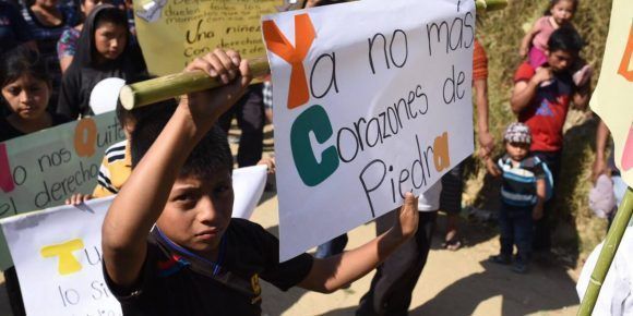 Amigos se despiden de los niños asesinados en San Juan Sacatepéquez en Guatemala.