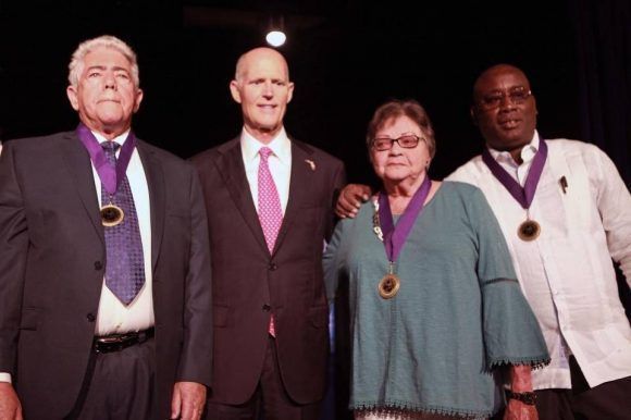 De izq a derecha: De Fana, Scott, Roque y Antúnez tras la ceremonia de condecoración en la Florida. Foto: The Miami Herald.