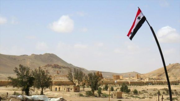 Bandera de Siria izada en Palmira. Foto tomada de HispanTV.