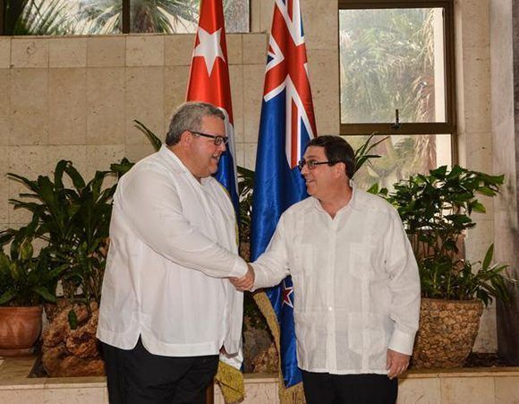 Bruno Rodríguez Parrilla (D), ministro de Relaciones Exteriores de Cuba, recibió a Gerry Brownlee, ministro de Relaciones Exteriores de Nueva Zelandia, en la sede de la cancillería cubana, en La Habana, el 27 de junio de 2017. Foto: ACN/ Marcelino Vázquez.