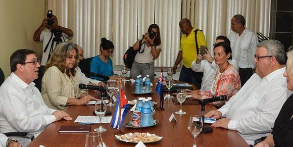 Bruno Rodríguez Parrilla (D), ministro de Relaciones Exteriores de Cuba, recibió a Gerry Brownlee, ministro de Relaciones Exteriores de Nueva Zelandia, en la sede de la cancillería cubana, en La Habana. Foto: ACN/ Marcelino Vázquez.