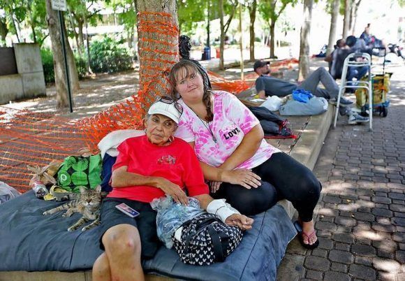 Carmela Batista con su hija Ana Batista viven en el parque Stranahan, frente a la biblioteca pública de Fort Lauderdale. Foto: The Miami Herald
