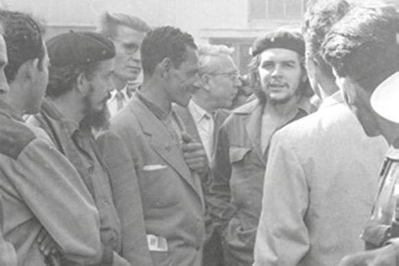 Che Guevara, presidente del Banco Nacional, y Richard Goodwin, asesor del presidente John F. Kennedy (JFK), a sólo 4 meses de la invasión de Bahía de Cochinos. Foto: PL.