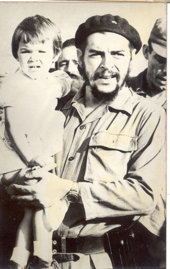 El Che junto a su hija Aleidita en mayo de 1964. Foto: Cortesía del Centro de Estudios Che Guevara.