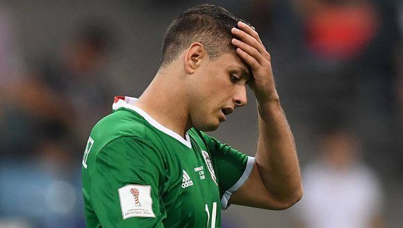 La estrella de México, el Chicharito Hernández, abatido ante los continuos fallos de su equipo. Foto: AFP.