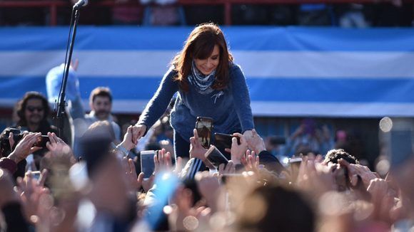 Cristina Fernández saluda a sus seguidores en la presentación de Unidad Ciudadana. Foto: @CFKArgentina.