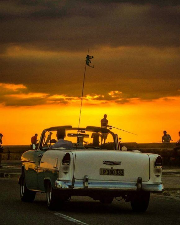 Cruzando el Malecón bajo una mágica iluminación, La Habana. Foto: Desmond Boylan (Tomada de su pagina de Facebook)