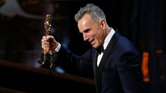 Daniel Day-Lewis recoge su Oscar por la película "Lincoln" (2012) . Foto: Reuters.