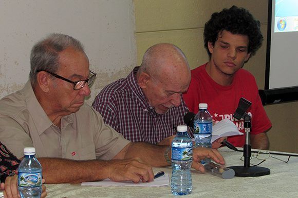 Aurelio Alonso, Juan Valdés Paz y Rosario Alfonso expusieron sus ideas sobre la vida y obra de Fernando Marínez Heredia. Foto: Cinthya García Casañas/ Cubadebate.
