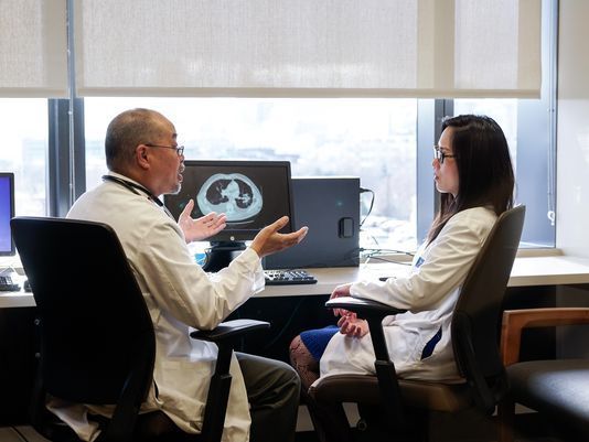 Dr. Kelvin Lee y Dra. Grace Dy discuten su trabajo en Roswell Park Cancer Institute. El Centro de investigaciones de Buffalo está probando una vacuna contra el cácer de pulmón producida en Cuba. Foto: Roswell Park Cancer Institute
