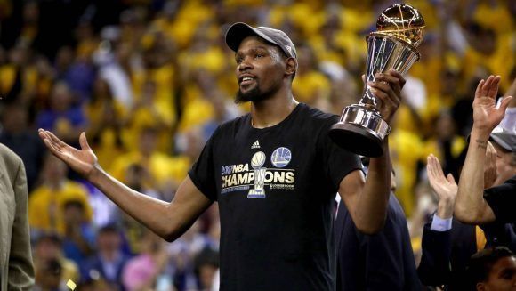 Kevin Durant celebra con su trofeo de MVP. Foto: Reuters
