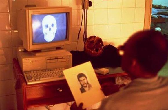 El antropólogo forense Héctor Soto mientras laboraba en la identificación de los restos del Che en el Hospital Japonés, ubicado en Santa Cruz de la Sierra.