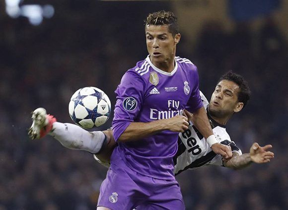 Dani Alves marca a Cristiano Ronaldo durante la final de la Champions. Foto: EFE.