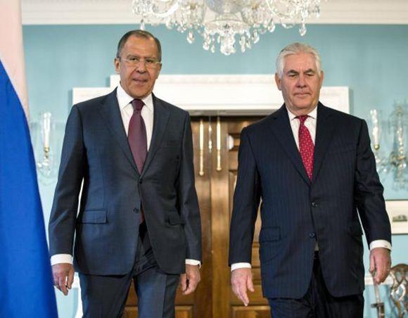 El ministro de Exteriores ruso, Serguéi Lavrov (izq) junto al secretario de Estado de los Estados Unidos, Rex Tillerson, durante una reunión sostenida el pasado mayo. Foto: EFE.