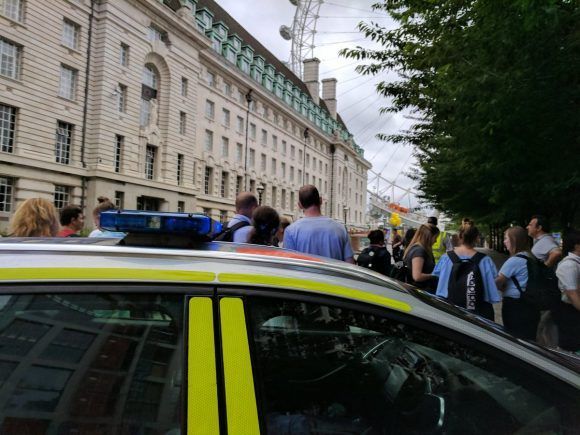 Evacúan zonas aledañas al London Eye luego de descubrimiento de bomba. Foto @muga_over.