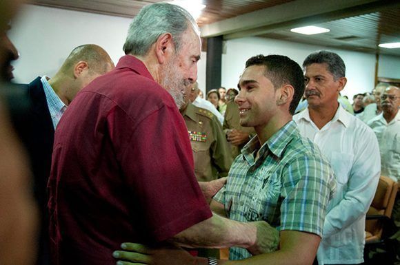 Durante la presentación del libro: "La victoria estrátegica" Fidel saluda a Elián González. Foto:Roberto Chile. 