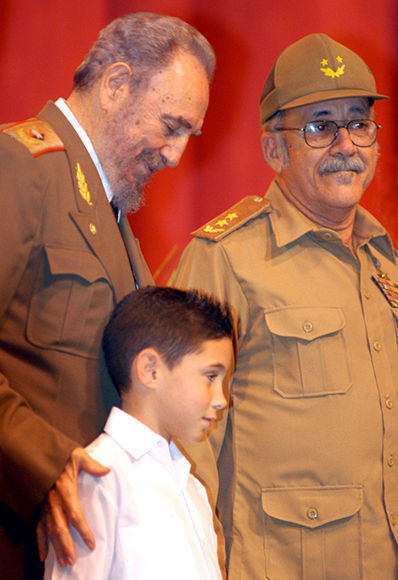 El Comandante en Jefe con Elián González en el Acto Político-Cultural por el 45 Aniversario de la Revolución en el año 2004.Foto:FranklinReyes 